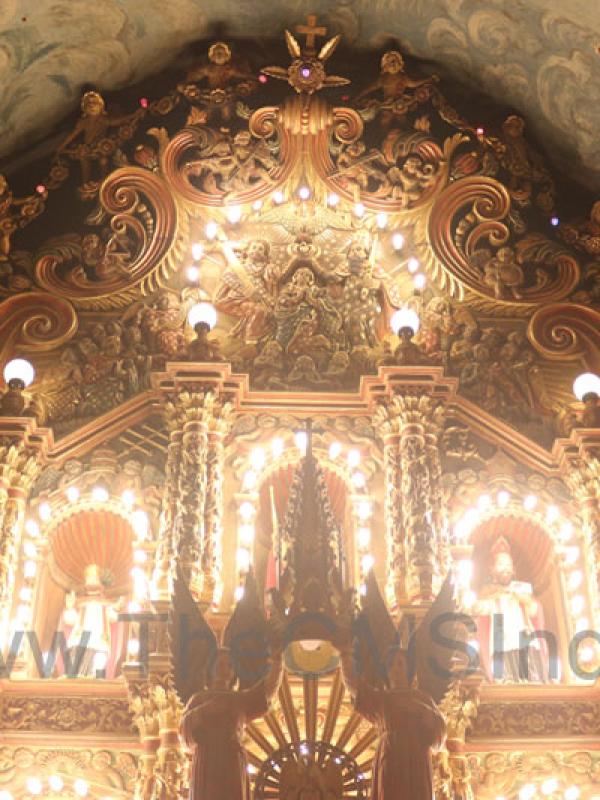 Altar of St. Mary's Forane Church, Valiapally-Kaduthuruthy 
